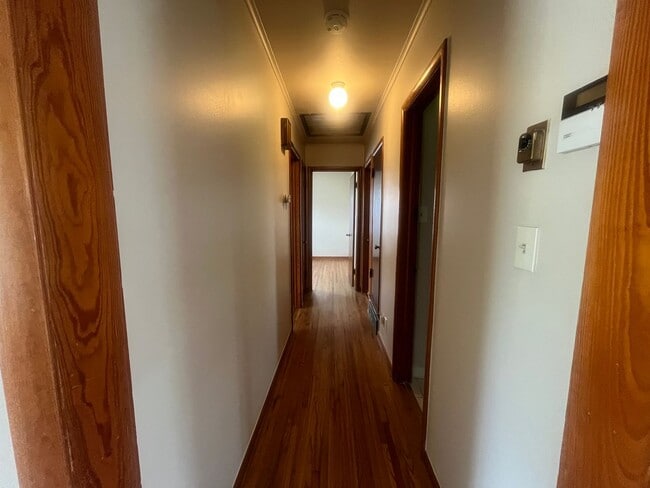 Building Photo - Midtown bungalow, beautiful hard wood floors, lots of natural light.