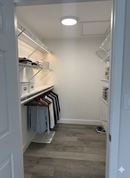 Building Photo - 323 Stratford Pl