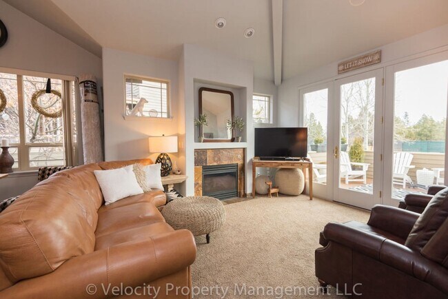 Building Photo - Beautiful Townhouse in Broken Top with Two...