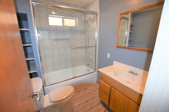 Building Photo - Beautiful 1,396 square foot home situated ...