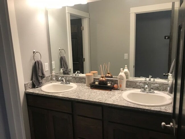 Building Photo - 3 Bedroom, 2 1/2 Bathroom Townhouse -2 weeks free rent with 1-year lease-