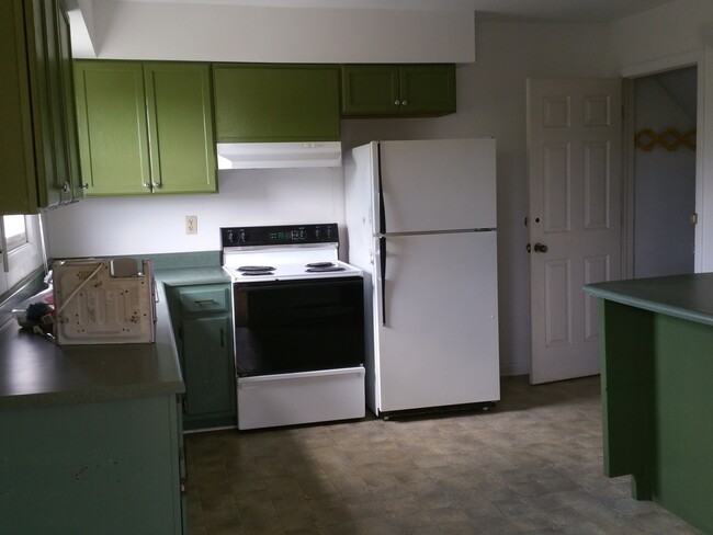 Building Photo - Spacious 3 Bedroom Townhome