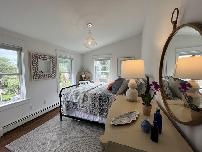 Spacious KING guest room with fantastic sun and ocean breezes. - 11 Henry St