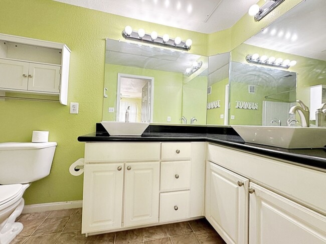 Building Photo - 3 BEDROOM CONDO IN  GUARD GATED COMMUNITY