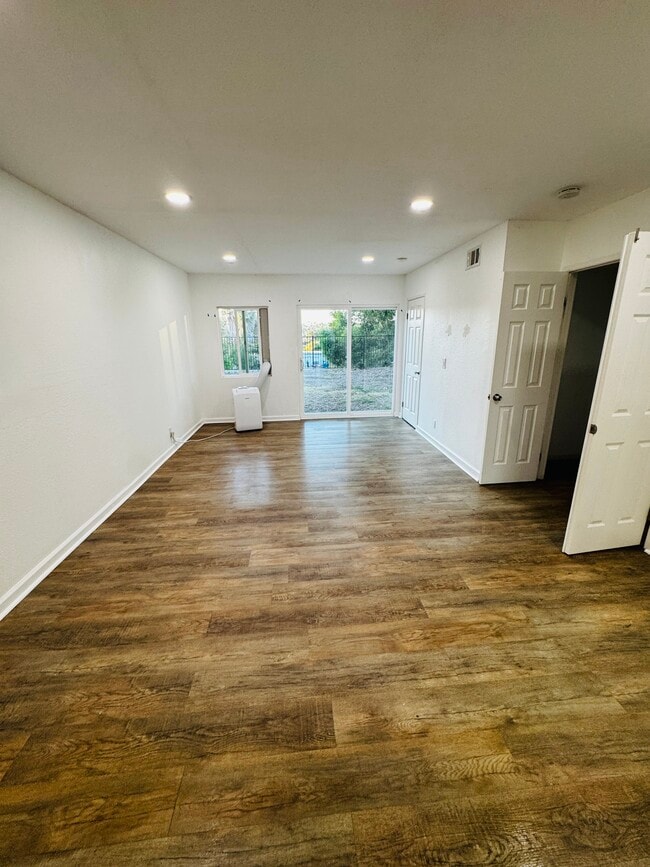 Building Photo - 641 Adobe Cir