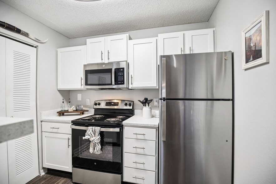 Building Photo - 1070 Main Apartments