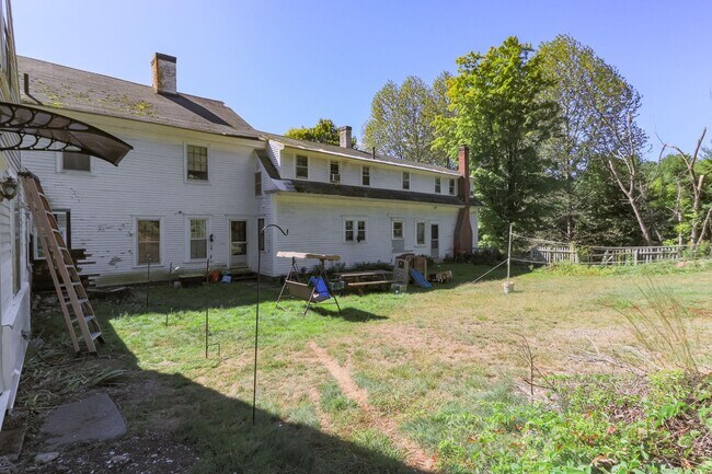 Building Photo - 294 Pleasant St