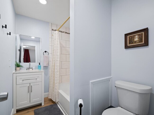 Building Photo - 2010 Chesterland Ave