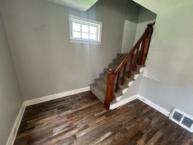 Building Photo - 809 W Linden St