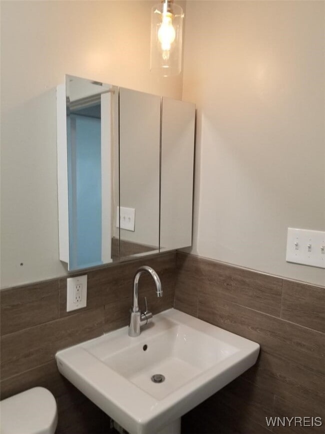 Building Photo - 72 Tracy St