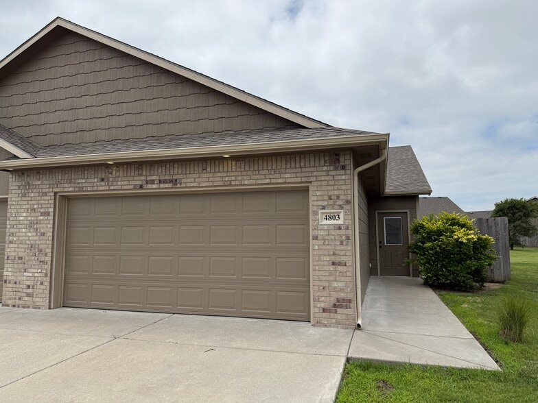 Primary Photo - 4801 N Hillside Ct