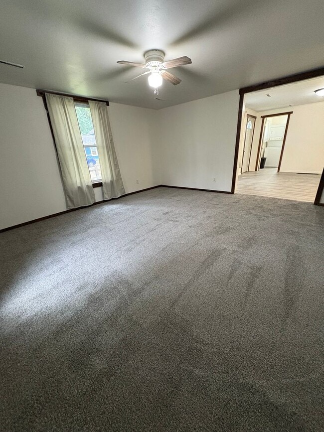 Building Photo - Charming Northside La Crosse Home
