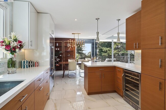 Building Photo - 6624 Saroni Dr
