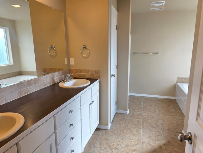 Building Photo - 2350 NW Hazelwood Ave