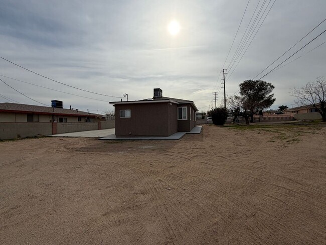 Building Photo - NEW LISTING!! 3 Bedroom 1.5 Bathroom House with Huge Yard, Central Heat & Air!