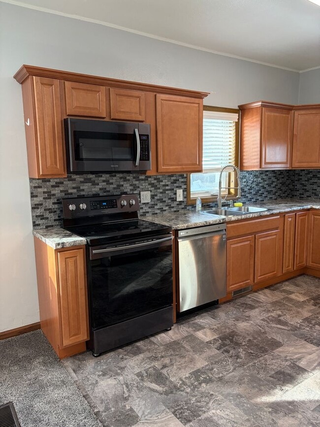 Building Photo - 1524 5th Ave N