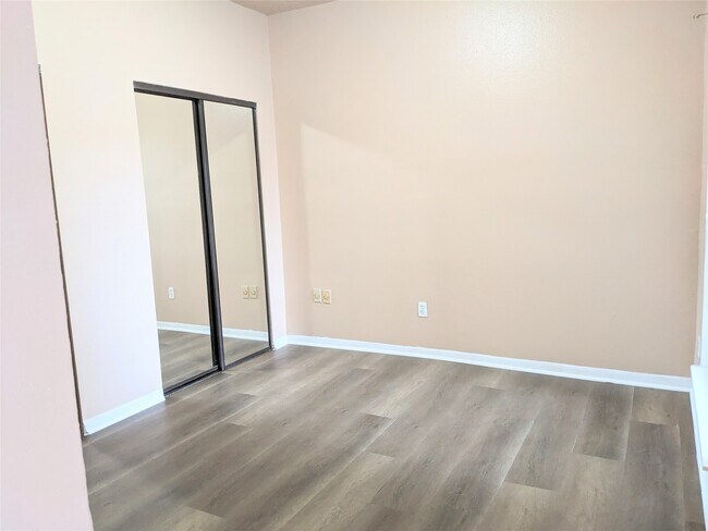 Building Photo - 10855 Meadowglen Ln
