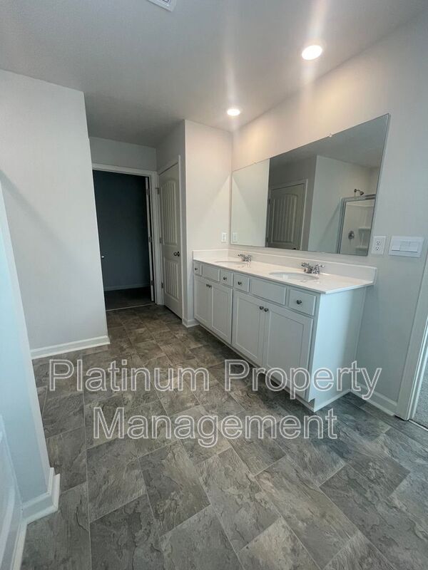 Building Photo - 551 Stoneybrook Dr