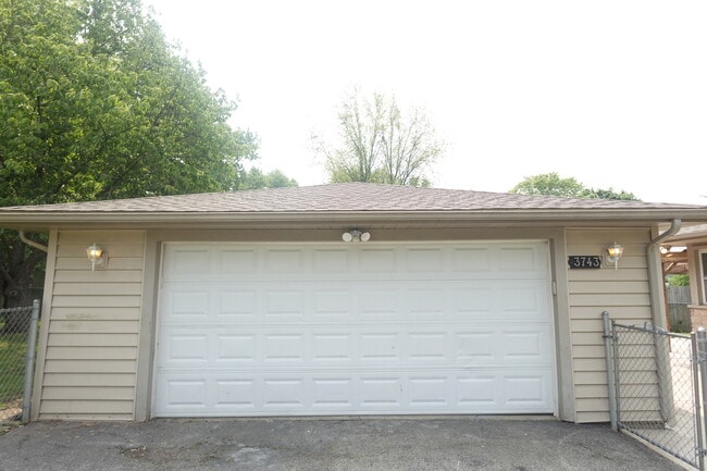 Building Photo - 3743 Country Club Ave