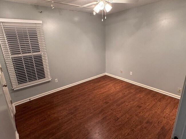 Building Photo - 383 Taylors Way