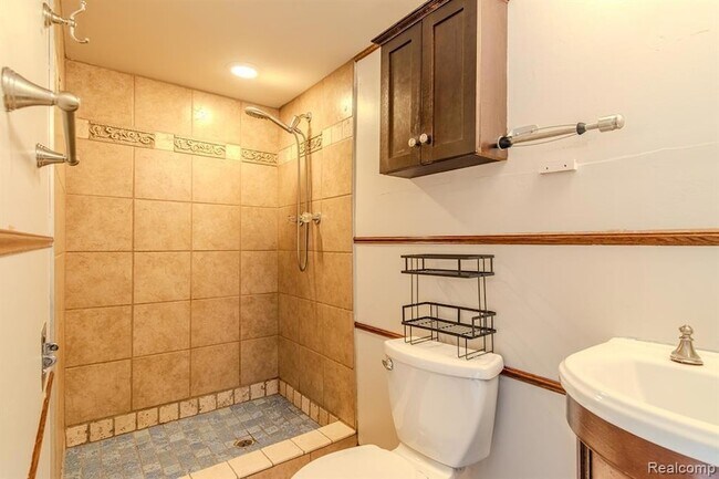 Building Photo - 20625 Elizabeth St