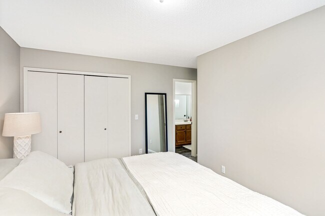 Building Photo - 3 bd, 2 bathroom, 2 car garage two level end unit town home