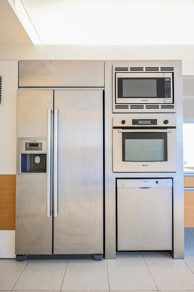 Building Photo - Studio with incredible views of the Strip!