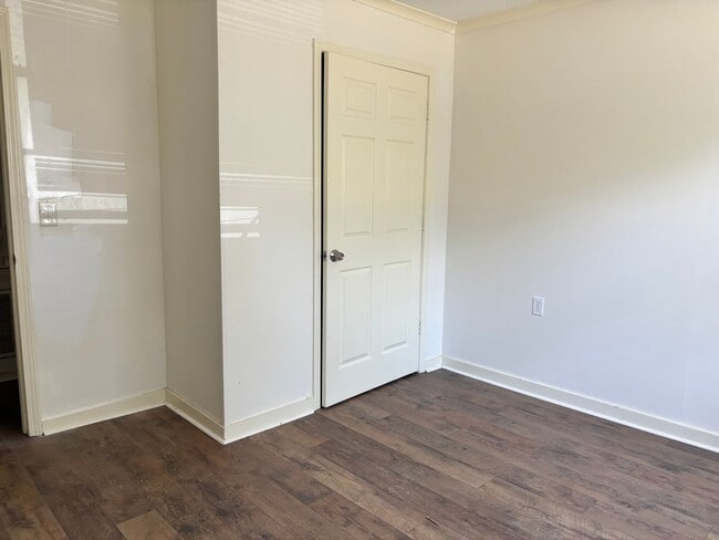Building Photo - 410 Oneida Ave
