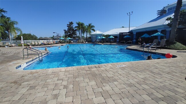Building Photo - 8148 Sun Palm Dr