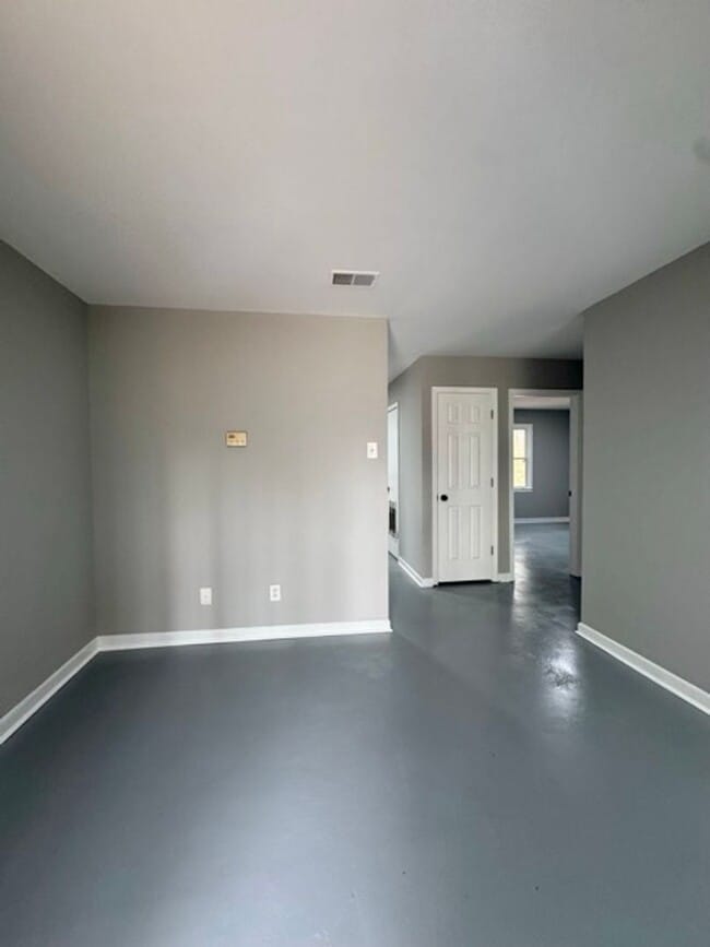 Building Photo - Freshly Remodeled & Move-In Ready!