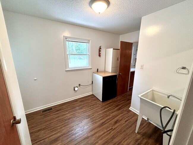 Building Photo - 1405 Webb Ridge Rd