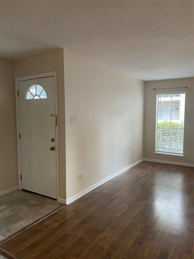 Building Photo - 17401 Red Oak Dr