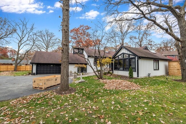 Building Photo - 15160 W Oak Spring Rd