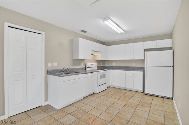 Building Photo - 848 Holmes Ave