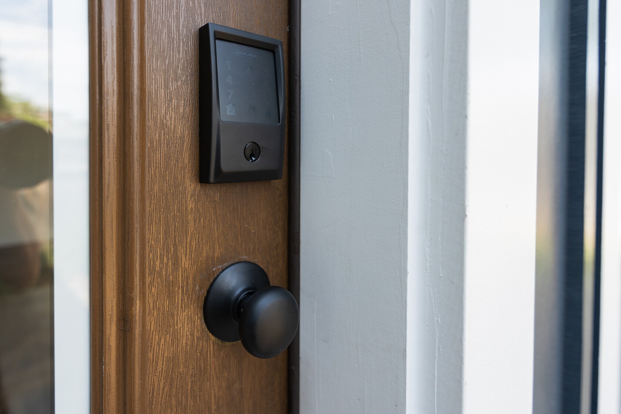 secure lock/keypad - 953 Dennison Ave
