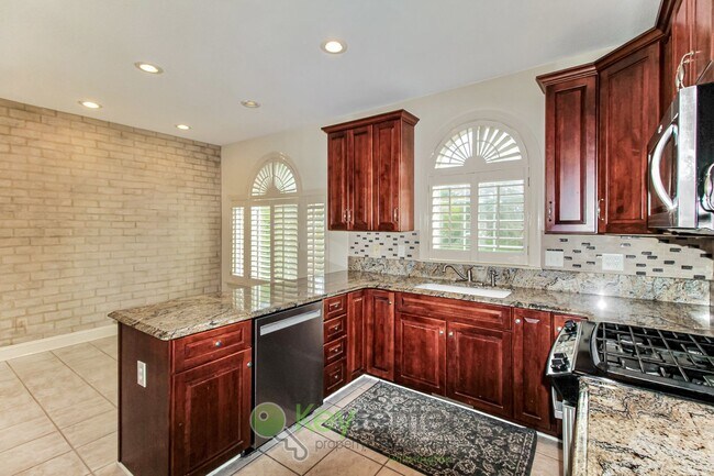 Building Photo - $750 Off 1st Month's Rent -3 Bdrm/ 3.5 Bath, Home with Garage in Downtown Wilmington