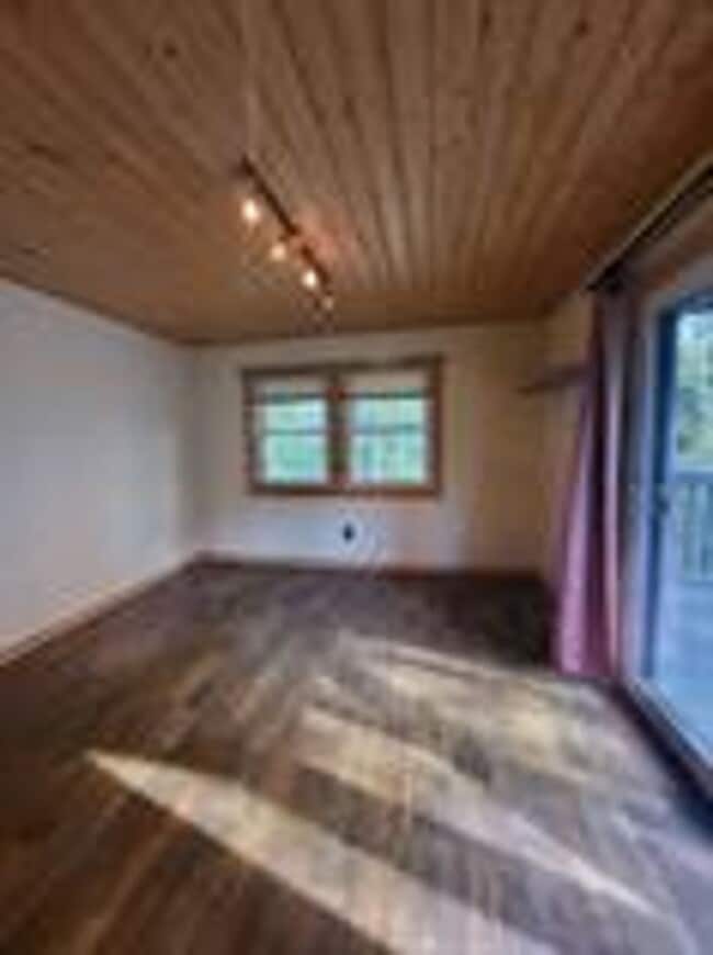 Building Photo - BEST DEAL IN SUMMIT !  Sunlight from all sides of the building!  Balcony! In unit washer dryer! B...