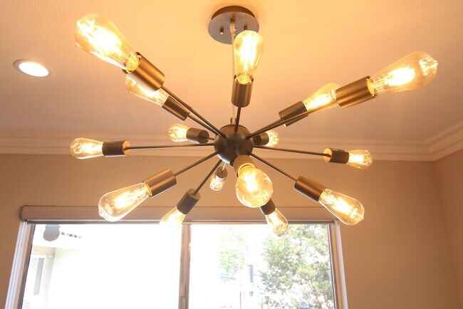 Building Photo - 1450 S Bundy Dr