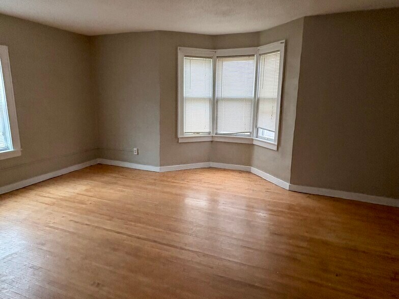 Building Photo - 477 3rd Ave NE