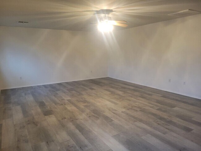Building Photo - Beautiful 4 bed home with Den and Loft
