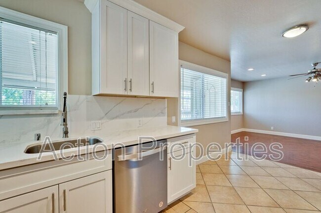 Building Photo - 4545 Moorpark Ave