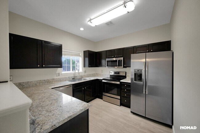 Building Photo - Spacious Townhome in Aurora