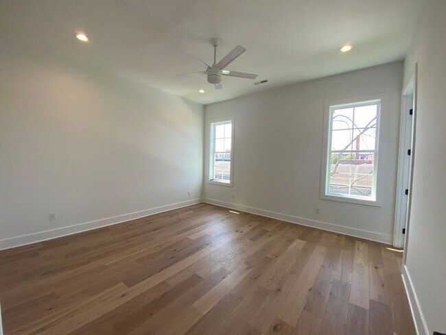 Building Photo - Luxury 4 Bed 3 Bath - 4 Minutes from Downt...