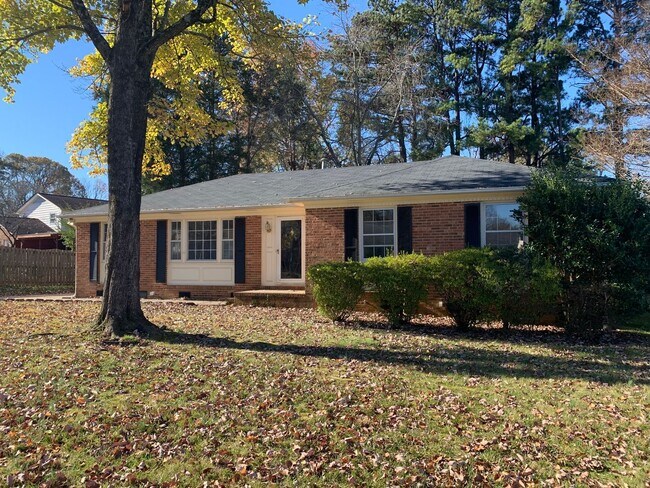 Building Photo - Updated 3 Bedroom Located Off Jefferson Rd - Lawncare Included!