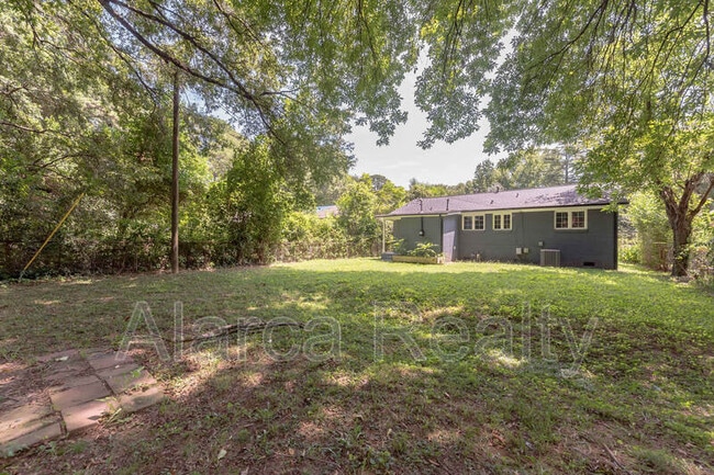 Building Photo - 2438 Finchley Dr
