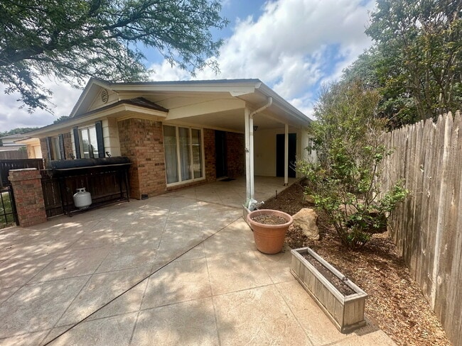 Building Photo - Spacious Home near Shadow Hills!