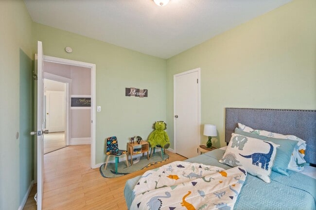 Building Photo - 6900 Thornhill Dr