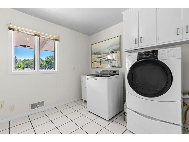 Building Photo - 1345 Fairlawn Way