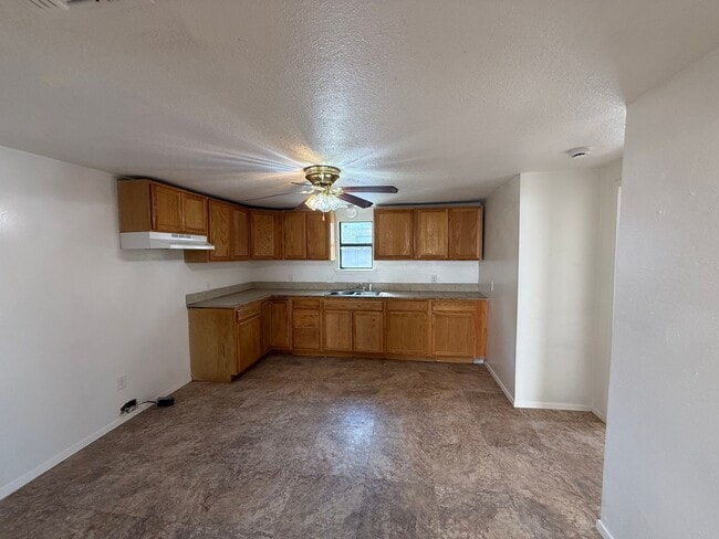 Building Photo - CUTE 2 bedroom, 1.5 bath home AVAILABLE NOW!