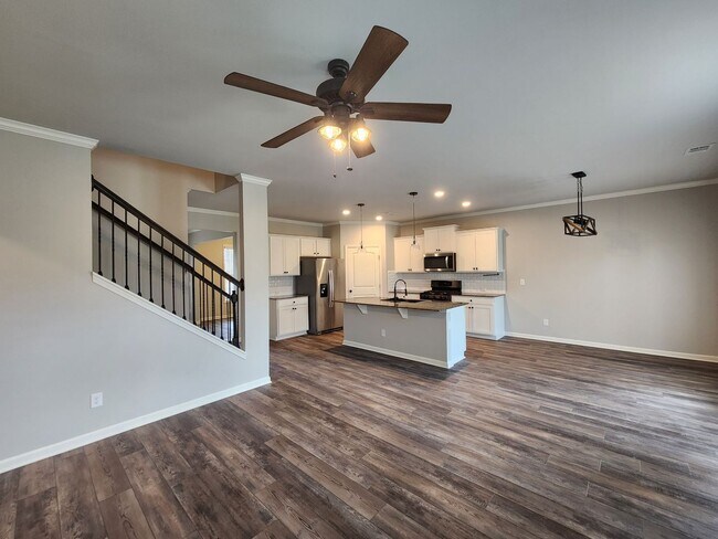 Building Photo - 5 Bedroom 3 Bath 2 Car Garage in Forsyth C...